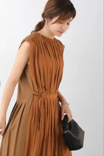 브라운 플리츠 슬리브리스 롱 원피스