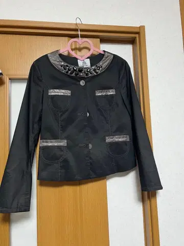 비쥬 장식 블랙 테일러드 자켓