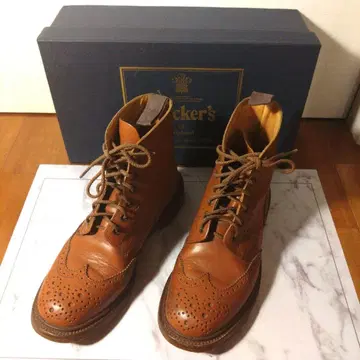 Tricker's 윙팁 컨트리 부츠