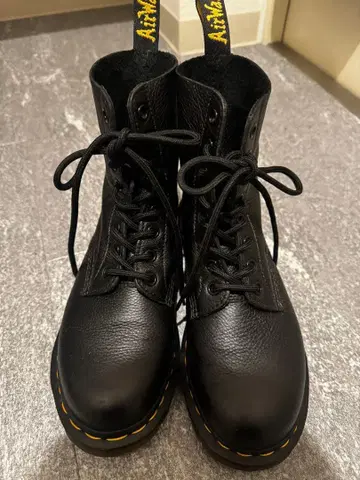 닥터 마틴 파스칼 8홀 부츠