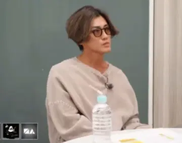 아카니시 착용 티셔츠