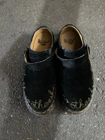 닥터 마틴 스웨이드 로퍼 블랙 자수