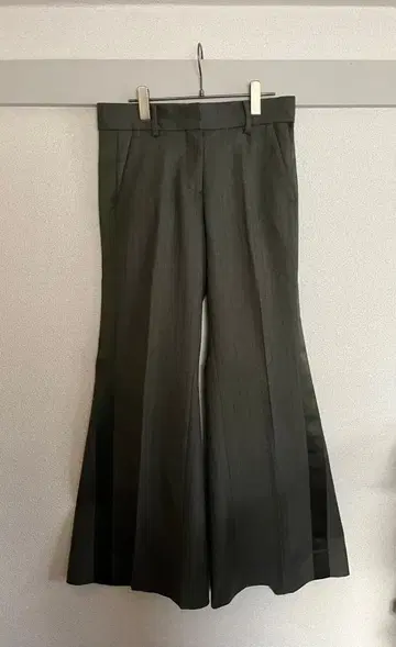 sacai 그레이 스트라이프 플레어 팬츠