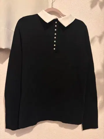 DRESSTIERIOR 버튼 달린 옷깃 긴팔 니트