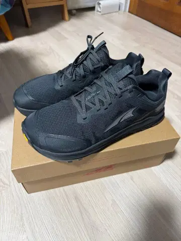 알트라 론피크9+ 와이드 27.5cm 완판템