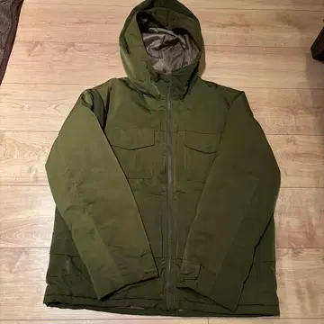 올리브 그린 후드 부착 다운 자켓