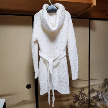 화이트 후드 부착 니트 파자마