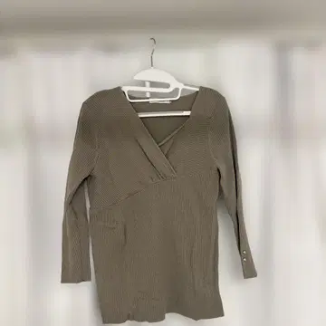 카키 V넥 리브 긴팔 스웨터