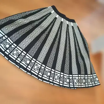 [ 새상품 ] YAMADA FENNEL 기하학 패턴 플레어 스커트 38