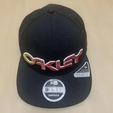 Oakley Newera 9FIFTY 블랙 캡 (nE 빨간색 자수)