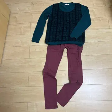 짙은 녹색 니트 트레이닝복과 버건디 스키니 팬츠 세트