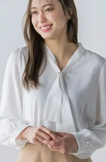 퀸즈 코트 펄 부품 부착 보타이 블라우스