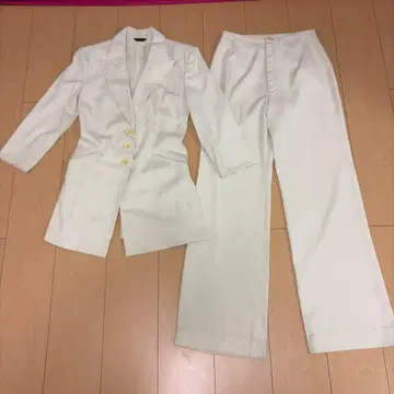 화이트 자켓과 팬츠 셋업