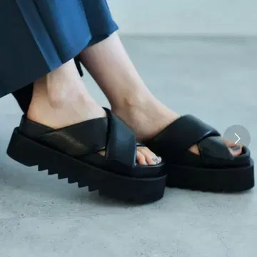 HARE 샤크 밑창 크로스 샌들