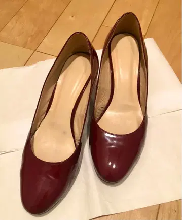 천연 가죽 에나멜 버건디(크림슨) 오픈토 펌프스 힐 6cm