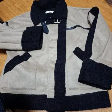 무스탕풍 자켓 베이지와 블랙 콤비네이션 새상품