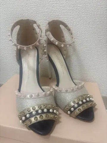 eimyistoire 스터드 장식 화이트 하이힐