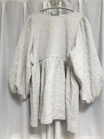 관리하기 쉬운 자카드 페플럼 블라우스