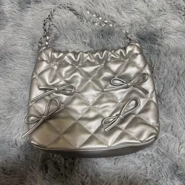 실버 퀼팅 리본 숄더백