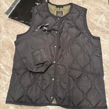 TAION U NECK BUTTON VEST 블랙 L
