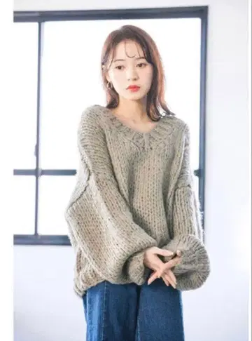 Isn't She? V넥 볼륨 니트 스웨터 카키