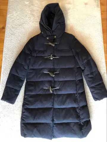 후드 부착 네이비 다운 코트