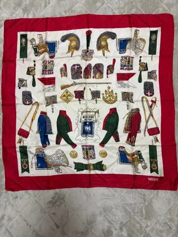 가격 인하 Moschino 밀리터리풍 실크 스카프