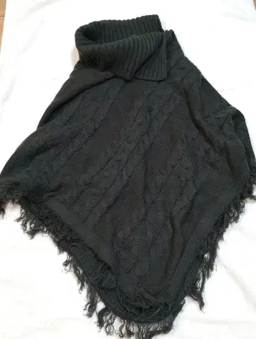 다크 그레이 케이블 니트 판초