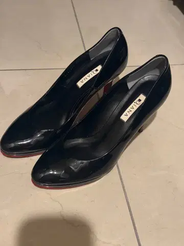 DIANA 블랙 하이힐