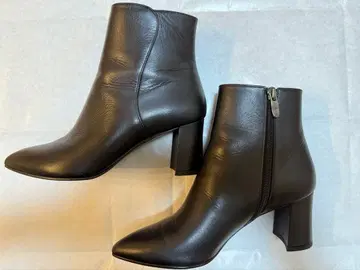 DIANA 블랙 지퍼 디테일 숏부츠