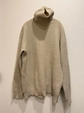 베이지 터틀넥 니트 스웨터