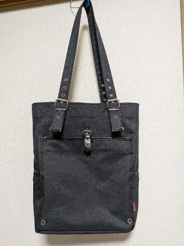 조정 가능한 스트랩이 달린 토트백