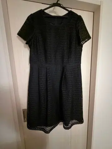 레이스 반팔 무릎 기장 원피스 블랙