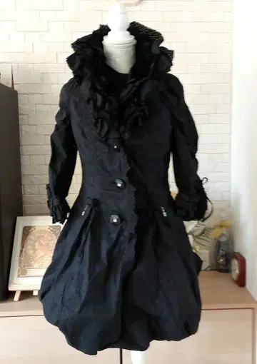 새상품급 이타리야 풍성한 프릴과 개더의 벌룬 코트