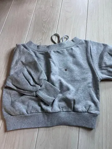 chico 원숄더 맨투맨