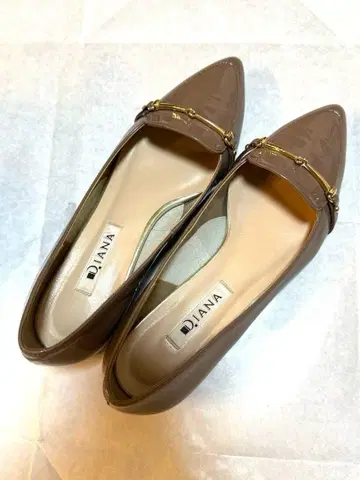 다이애나 브라운 로우힐 펌프스