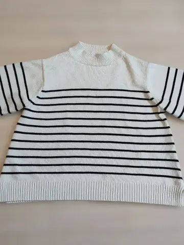 유니클로 스트라이프 하이넥 니트 스웨터