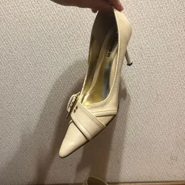 베이지 스틸레토 하이힐