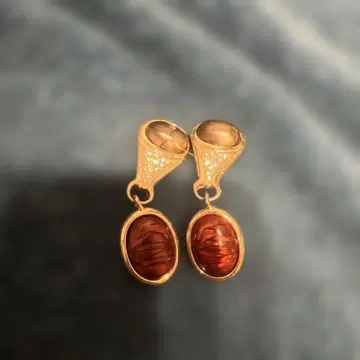 골드톤 빨간색 스톤 귀찌