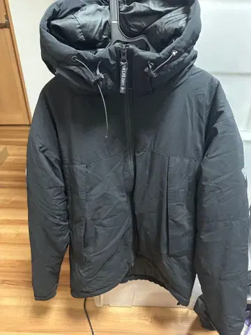 F.L.E 블랙 다운 자켓/로스 인고베르나블레스