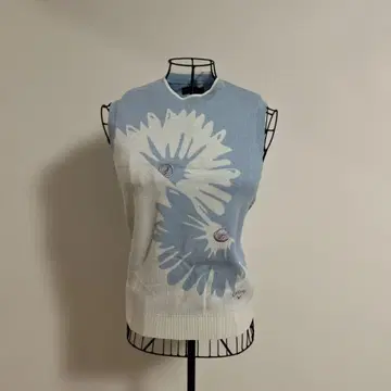 새상품급 캘러웨이 스카이블루 꽃무늬 슬리브리스 니트 S 사이즈