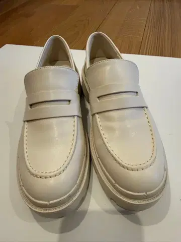 ZARA 화이트 로퍼