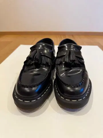 닥터마틴 프린지 장식 블랙 로퍼