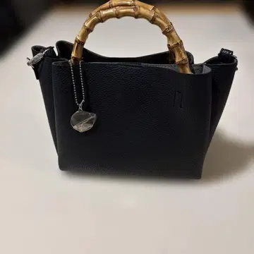 세련된 블랙 대나무 핸들 숄더백