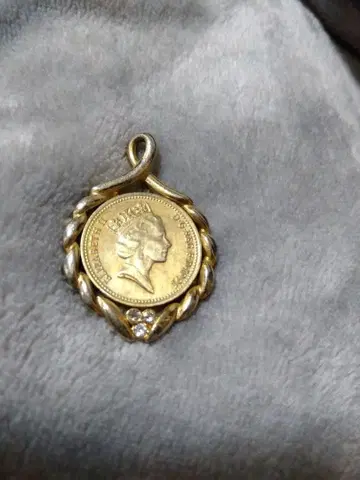 엘리자베스 2세 코인 펜던트