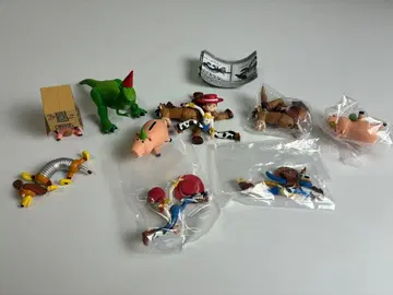 토이 스토리 피규어 세트와 홀더