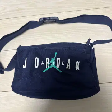 JORDAN 네이비 숄더백