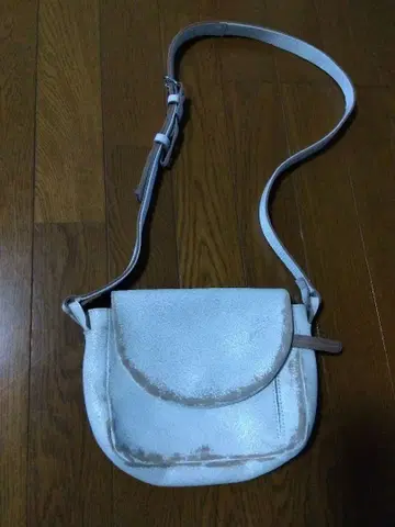 ZUCCa 화이트 크랙 가공 숄더백