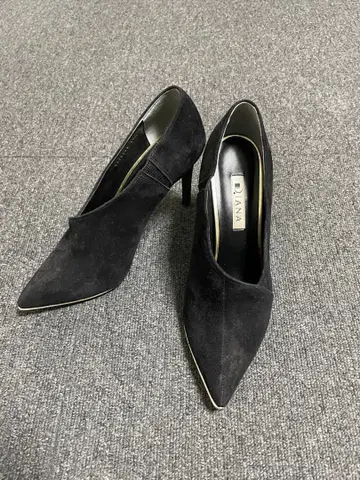 DIANA 블랙 스웨이드 포인티드 토 힐