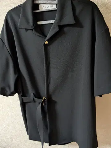 CULLNI 블랙 숏 슬리브 셔츠